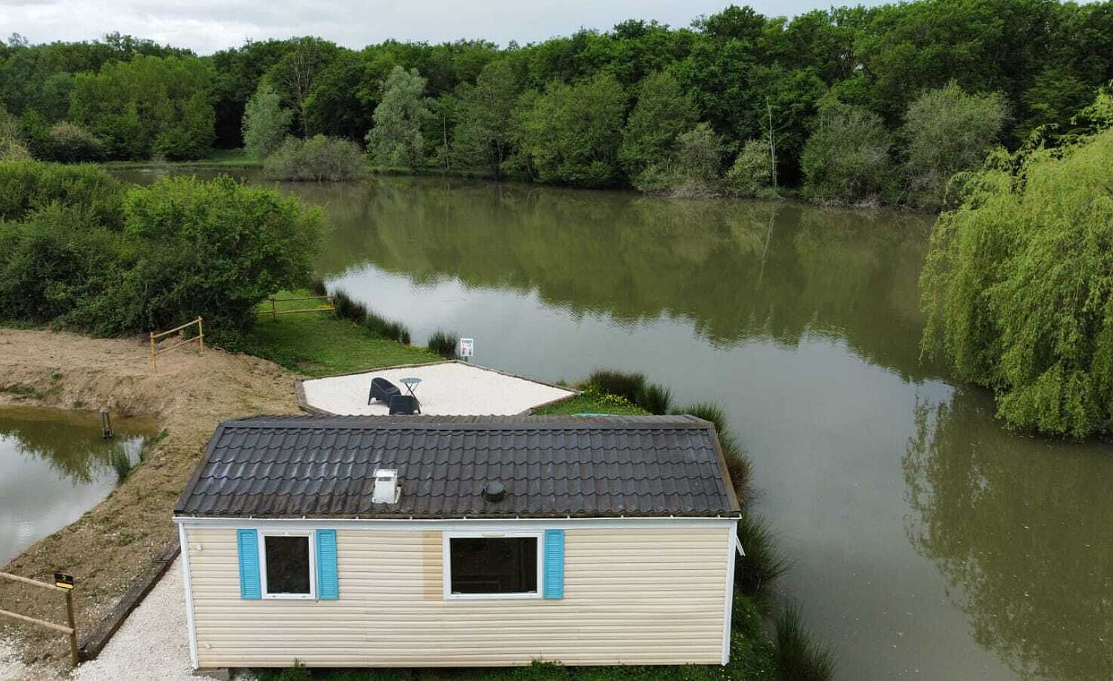 Camalo Bungalow accommodation carp fishing