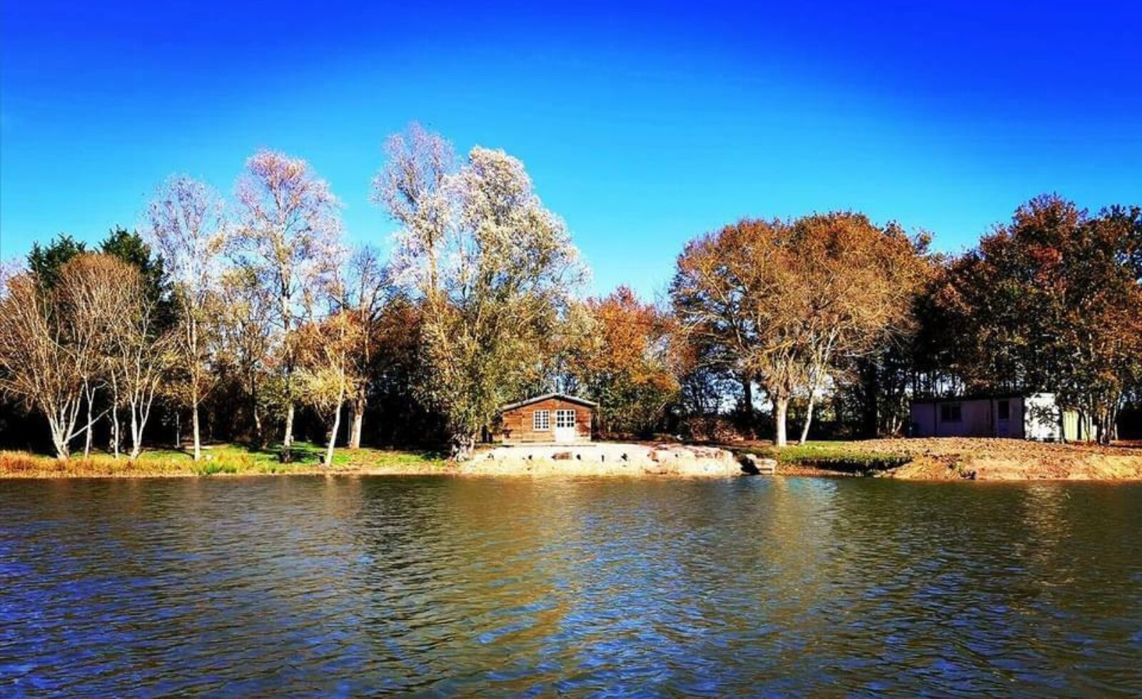 Fishing lodge accommodation Camalo carp lake