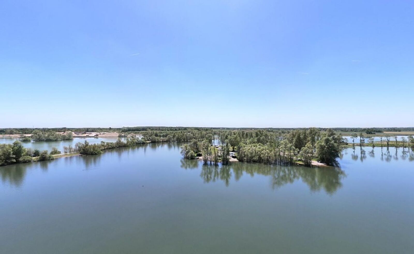 Charlie lake top2 Carp Fishing Lake France