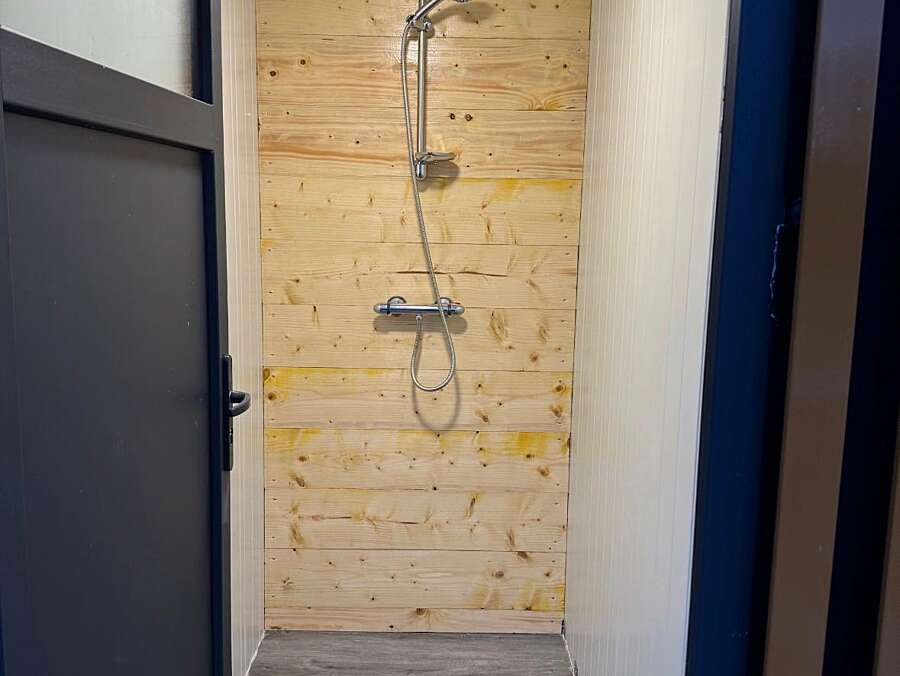 Club house Domaine de la Vallée carp fishing Douche
